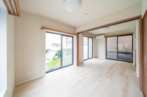 洋室：ダイニングキッチンのウォールドアを開いています。 ・1階の洋室