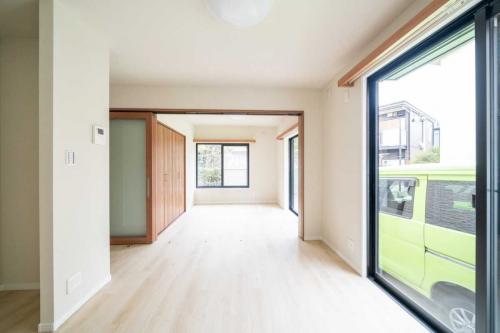 ダイニング：洋室のウォールドアを開いています。