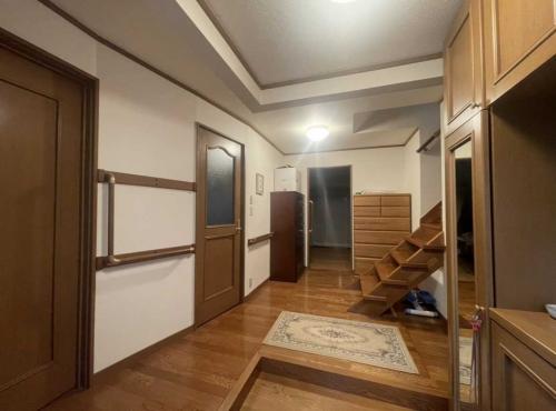 玄関：家具調度品は価格に含まれません（撮影年月：2025年11月）