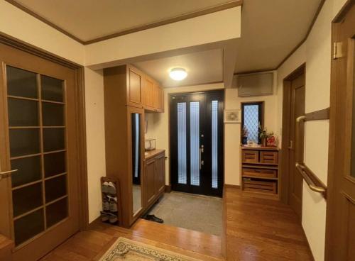 玄関：家具調度品は価格に含まれません（撮影年月：2025年11月）