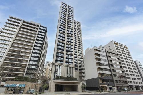 外観：写真中央の建物