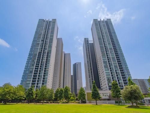 外観：港南緑水公園から敷地全体。アクアタワーは中央奥