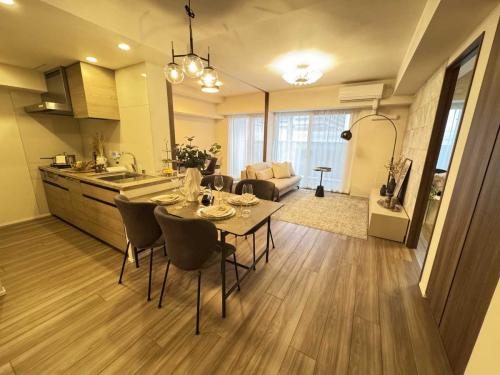 リビング・ダイニング：（左奥）洋室(撮影年月：2026年03月)