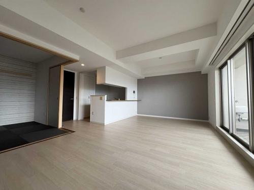 リビング・ダイニング：(左)和室