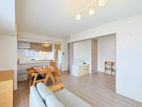 LDK：左：洋室（5.2帖）（撮影年月：2025年10月）