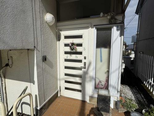 玄関：家具調度品は含まれません。（撮影年月：2025年10月）