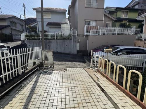 駐車場：家具調度品は含まれません。（撮影年月：2025年10月）