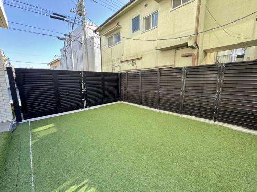 テラス：人工芝のマットを敷いています(撮影年月：2025年11月)