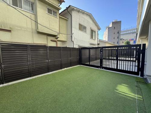 テラス：人工芝のマットを敷いています(撮影年月：2025年11月)