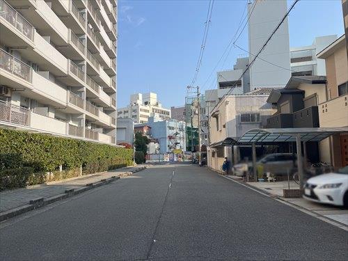 前面道路（西から東向き）