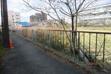 正面(水路左側)