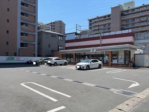 セブンイレブン福岡高宮駅前店まで徒歩3分