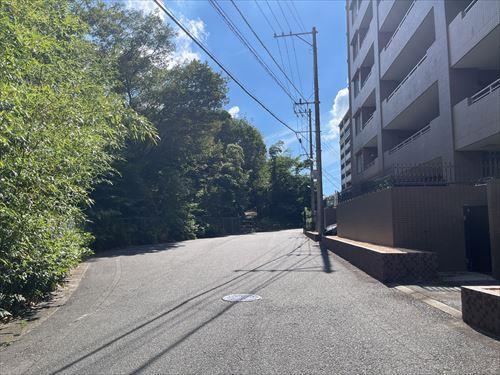 南側前面道路（西方向）