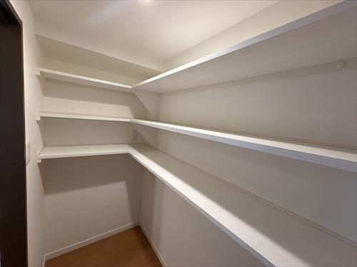 キッチン横　パントリー