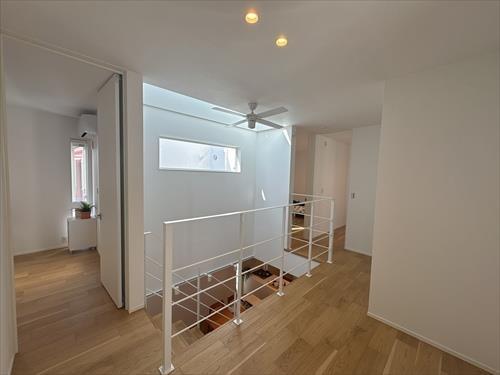 階段上　吹き抜け部分