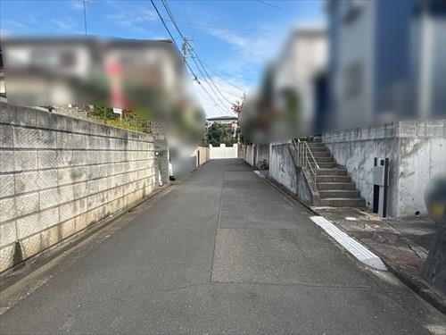 現地前面道路写真（2025年11月撮影）