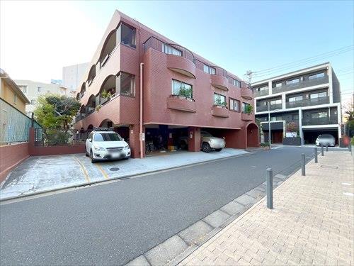 駐車場・前面道路(2025年11月撮影)