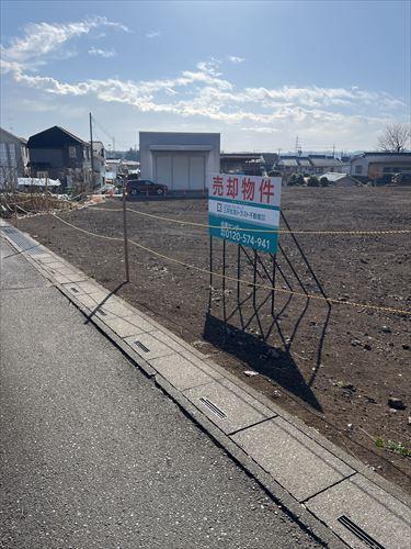 現地看板設置済