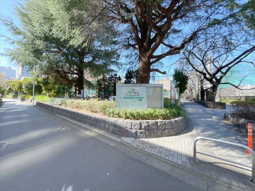 目黒区民センター公園まで320m