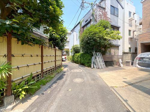 現地側から前面道路(2026年7月撮影)