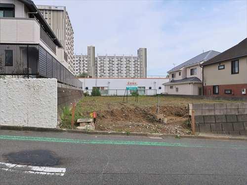 前面道路から見た現地