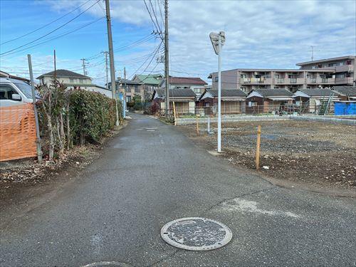 西側道路（2024年1月南西より撮影）