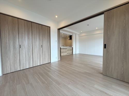 洋室(約6帖)+リビングダイニング