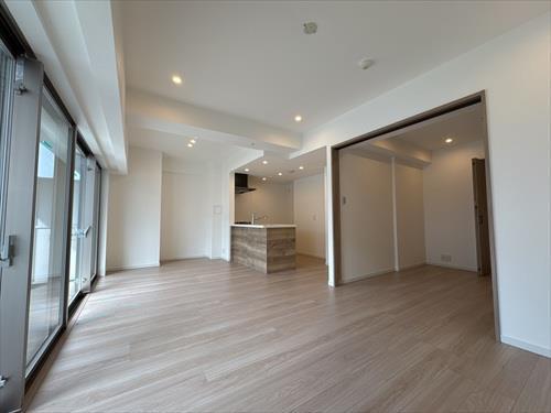 洋室(約5帖)+リビングダイニング