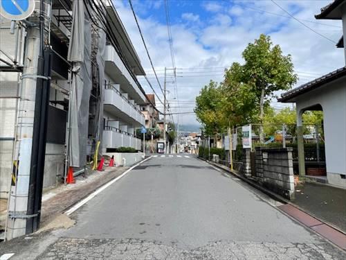 北東側前面道路(南側から撮影)