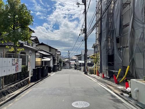 北東側前面道路(北側から撮影)