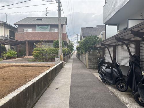 東側通路（2025年9月撮影）