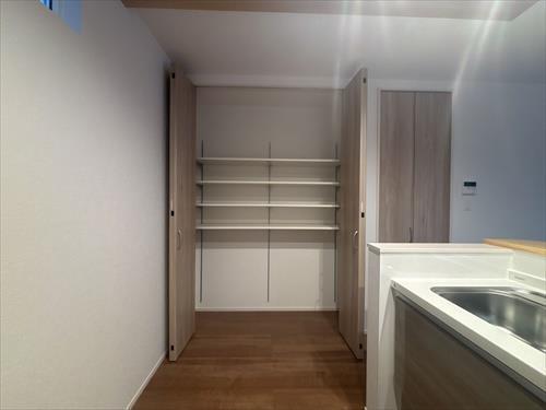 キッチン横収納