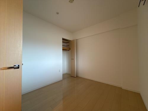 洋室約5帖（玄関側）