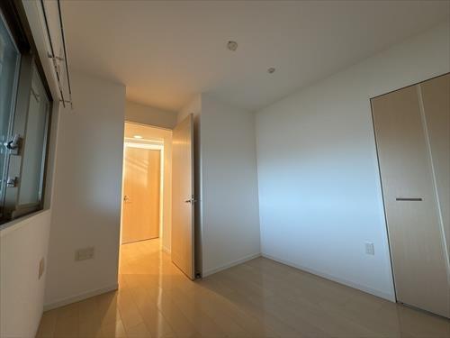 洋室約5帖（玄関側）