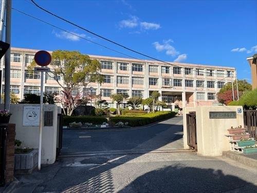 府中町立府中緑ヶ丘中学校迄徒歩7分 府中町立府中緑ヶ丘中学校迄徒歩7分