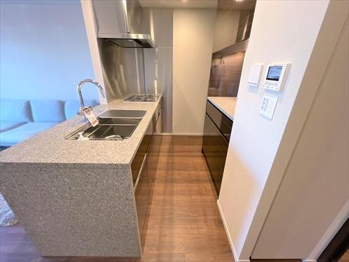 横から見たキッチン