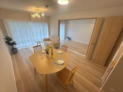 LD約12.8帖＋南西側洋室約6.7帖