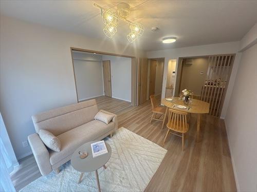 LDK約12.8帖＋南西側洋室約6.7帖