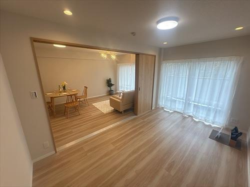 LD約12.8帖＋南西側洋室約6.7帖