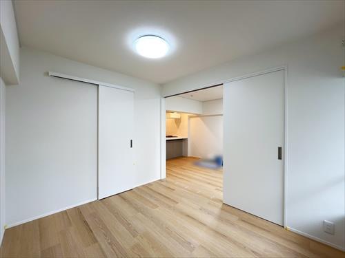 洋室約5.3帖＋LDK約12.5帖