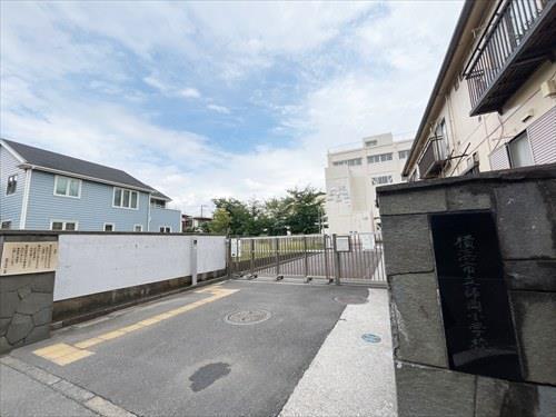 横浜市立師岡小学校まで520m