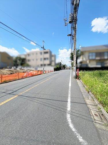 西側前面道路