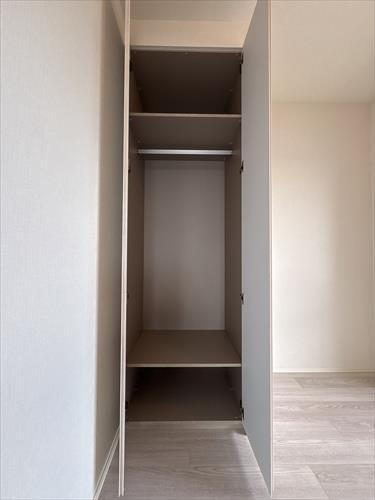 洋室（約5.4帖）の収納スペース