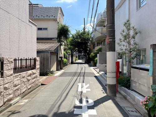 前面道路(物件:右手) 前面道路(物件:右手)