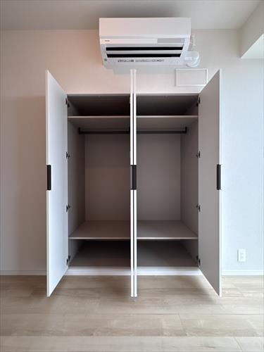 洋室（約5.1帖）の収納スペース