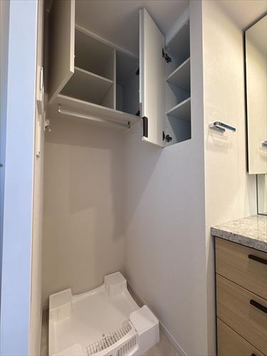 洗濯機置き場と収納スペース