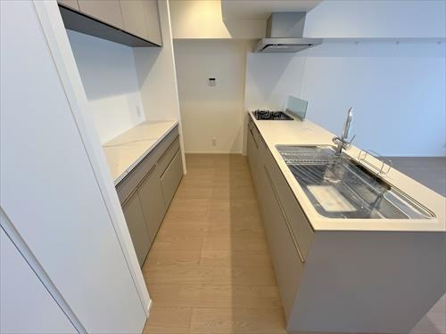 横から見たキッチン