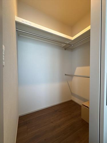 洋室内のウォークインクローゼット