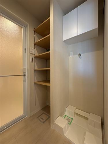 洗濯機置き場と収納スペース