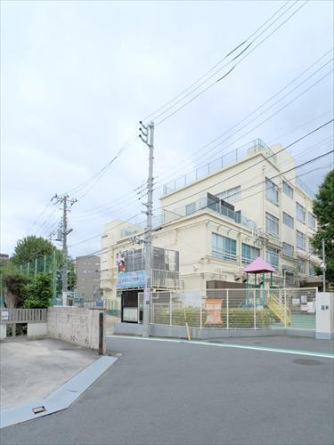 新宿区立戸塚第一小学校 490m